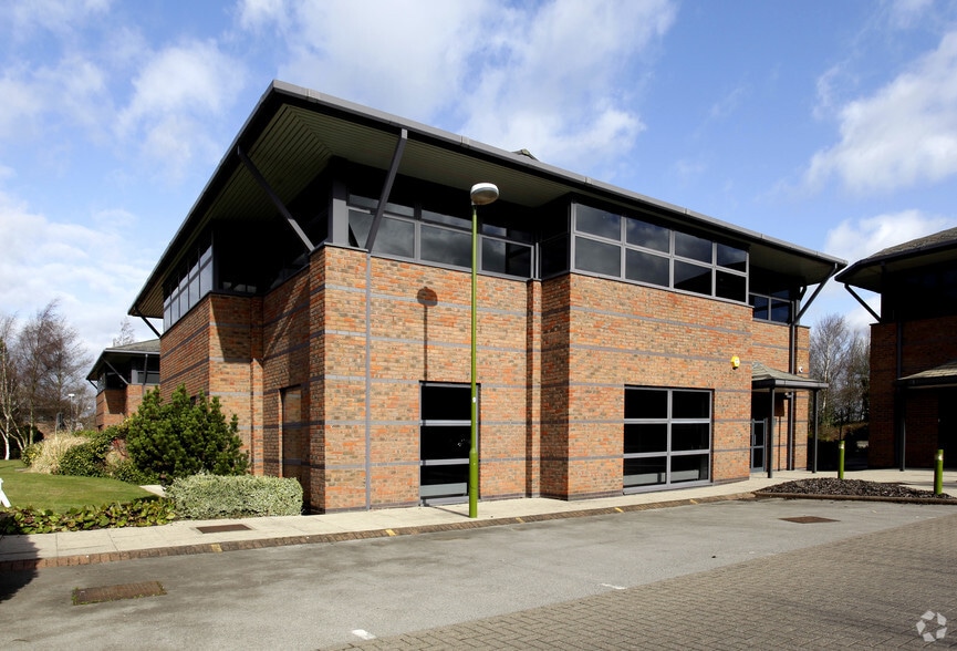 The Crescent, Birmingham to rent - Primary Photo - Image 1 of 4