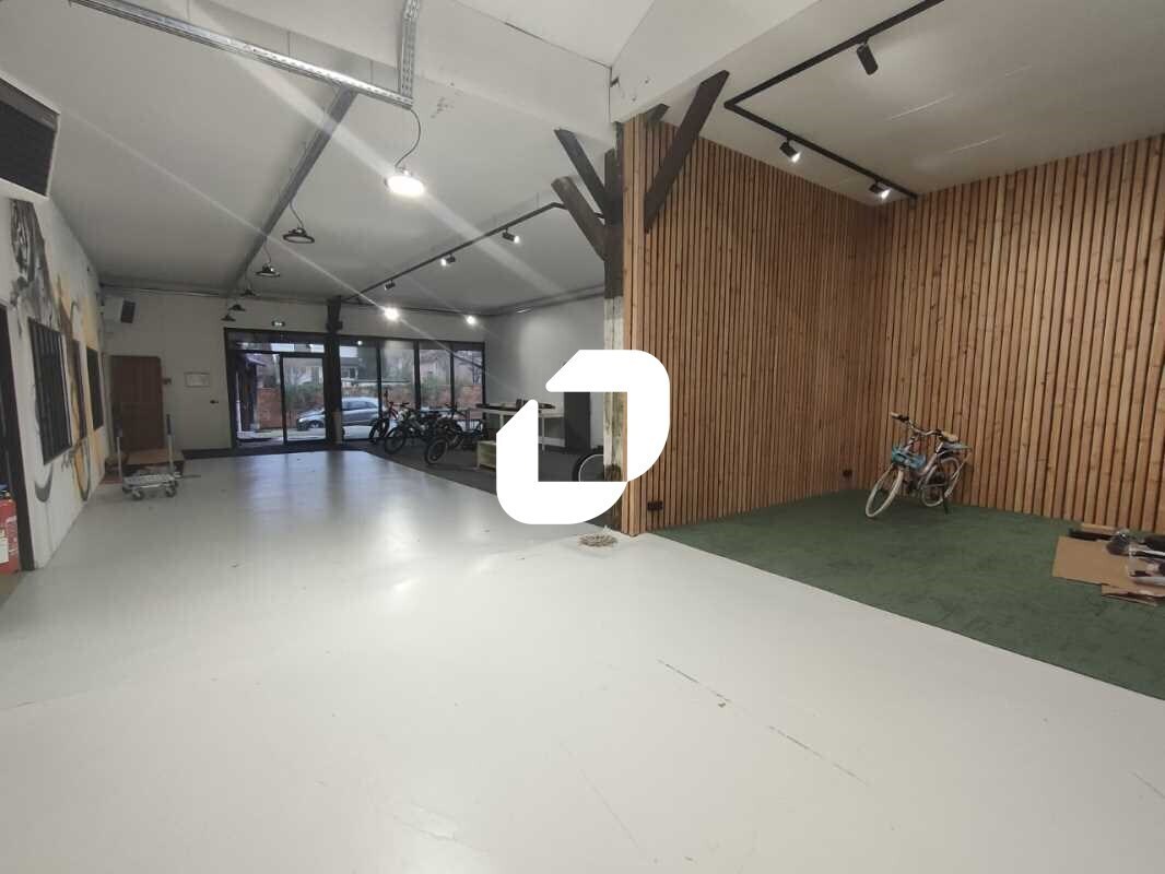 Light Industrial in Versailles to rent Interior Photo- Image 1 of 13