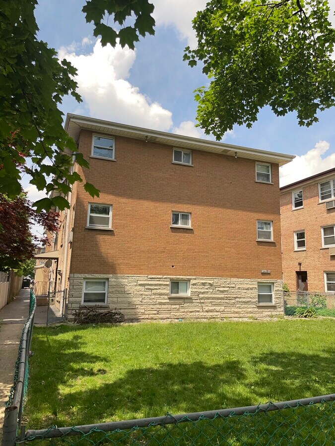 4232 N Kedvale Ave, Chicago 60641 UK