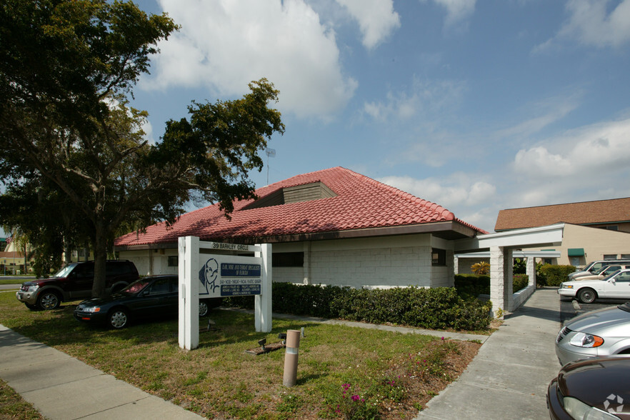 39 Barkley Cir, Fort Myers, FL for rent - Building Photo - Image 3 of 5