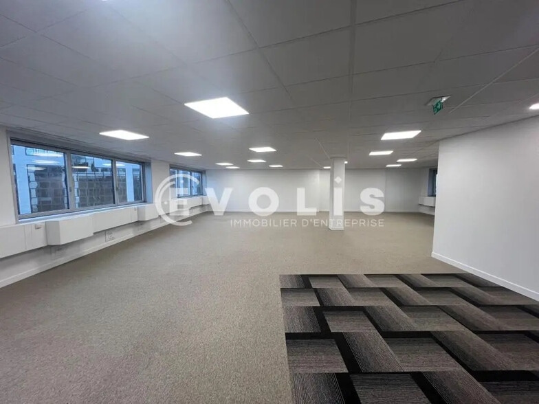 9-10 Porte De Neuilly, Noisy-le-Grand to rent - Building Photo - Image 2 of 14