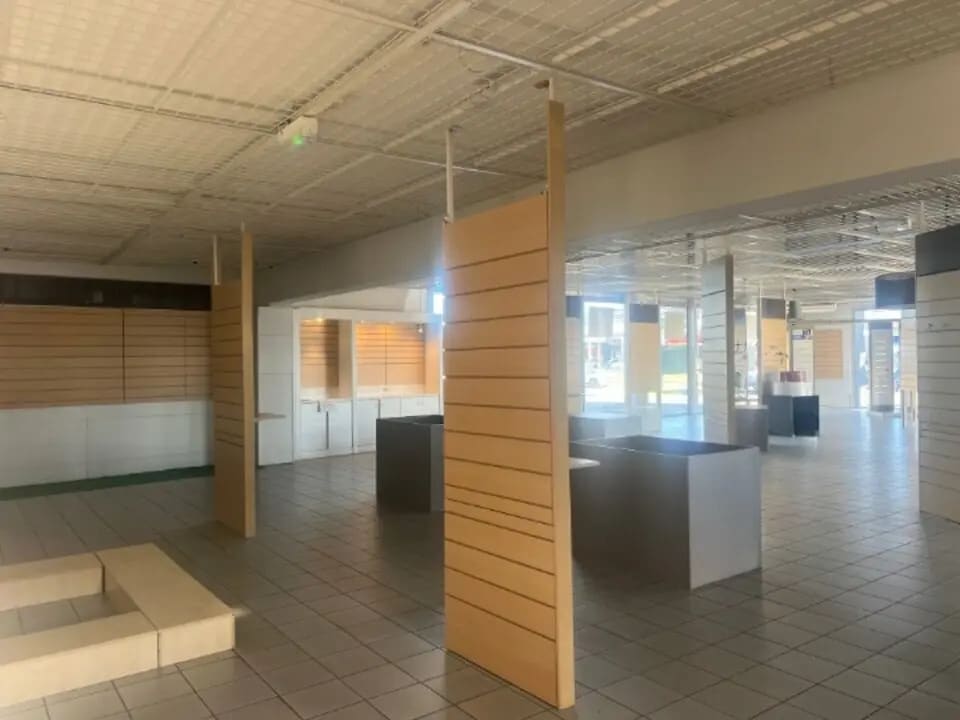 Location Commerce 1 100 m² - Photo 1