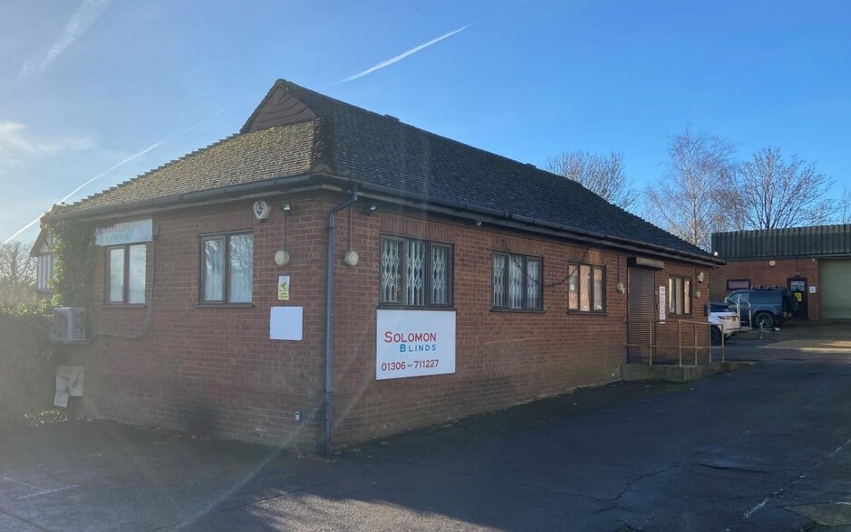 1-5 Philpots Yard, Dorking to rent - Primary Photo - Image 1 of 1