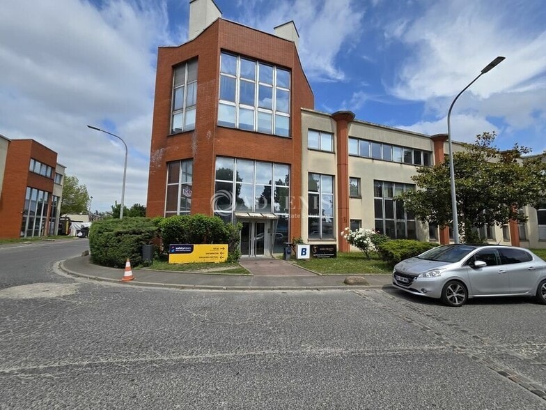 Office in La Courneuve to rent - Building Photo - Image 1 of 7