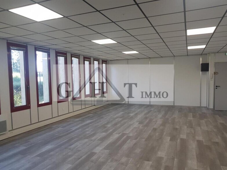 Industrial in Les Ulis for sale - Interior Photo - Image 2 of 3