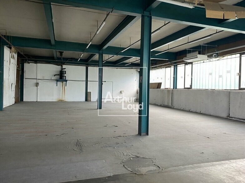 Light Industrial in Ris-Orangis to rent - Interior Photo - Image 2 of 6