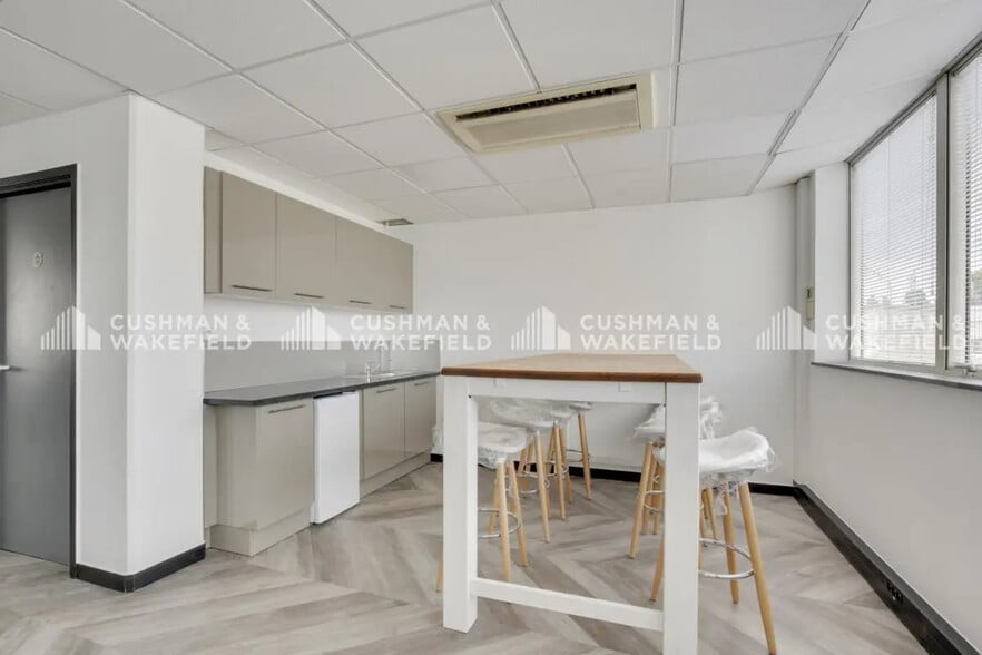 Office in Levallois-Perret to rent - Building Photo - Image 2 of 14