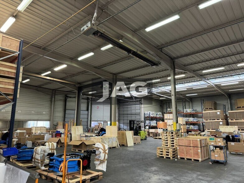 Light Industrial in Genas to rent - Interior Photo - Image 3 of 6