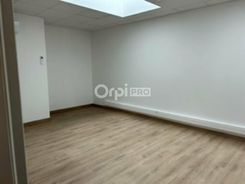 Office in Civrieux to rent Interior Photo- Image 1 of 5