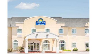 Days Inn & Suites Swainsboro - Commercial Property