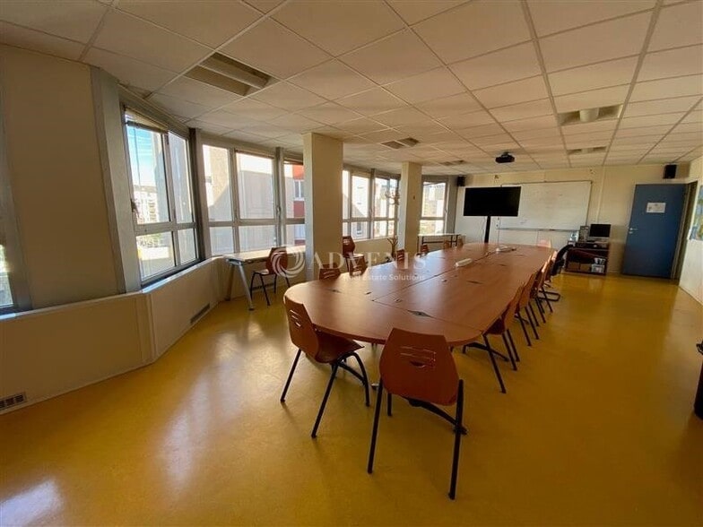 Office in Noisy-le-Grand for sale - Interior Photo - Image 1 of 11