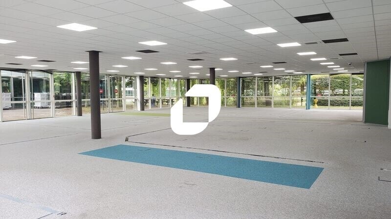 Office in Roissy-en-France to rent - Building Photo - Image 2 of 28