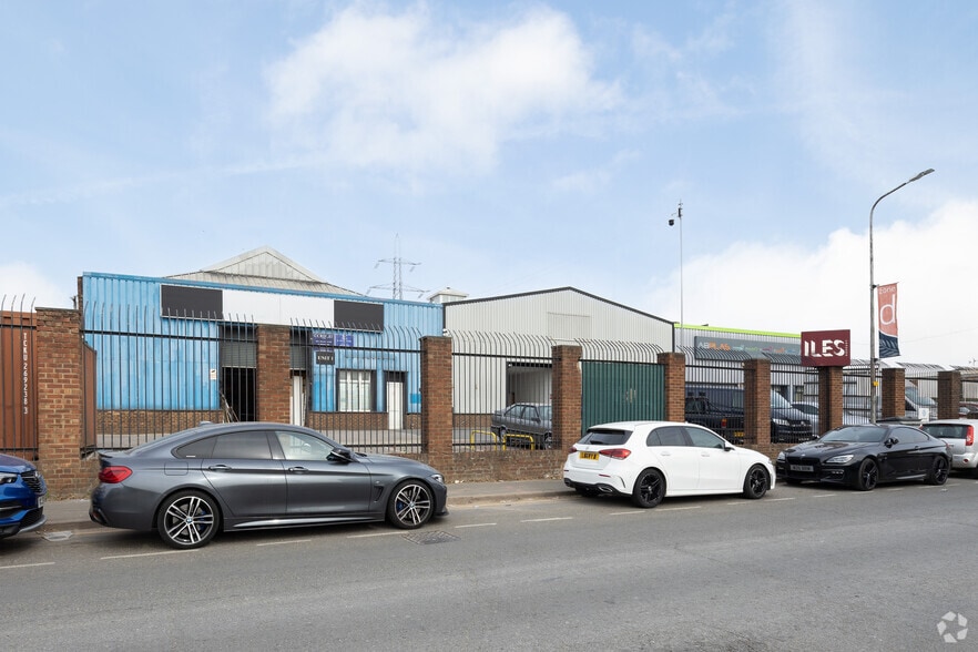 24 Willow Ln, Mitcham to rent - Building Photo - Image 2 of 2