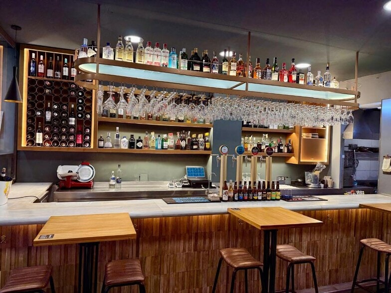 Retail in Madrid, Madrid to rent - Building Photo - Image 1 of 1