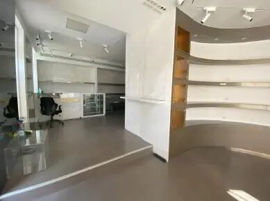 Retail in Paris to rent Interior Photo- Image 1 of 4