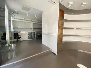Retail in Paris to rent Interior Photo- Image 1 of 4
