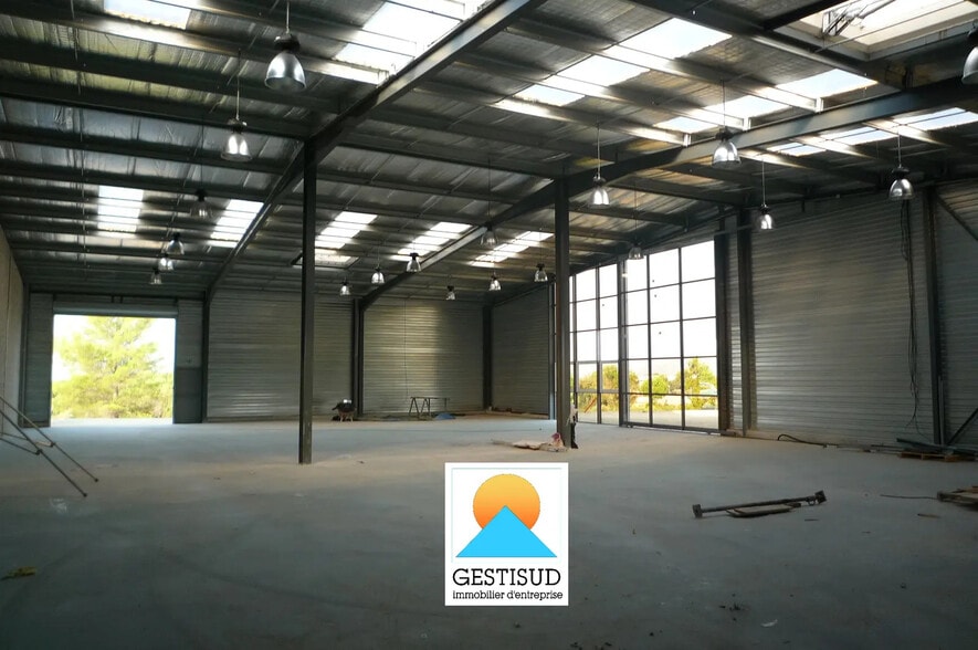 Light Industrial in Signes to rent - Interior Photo - Image 2 of 3