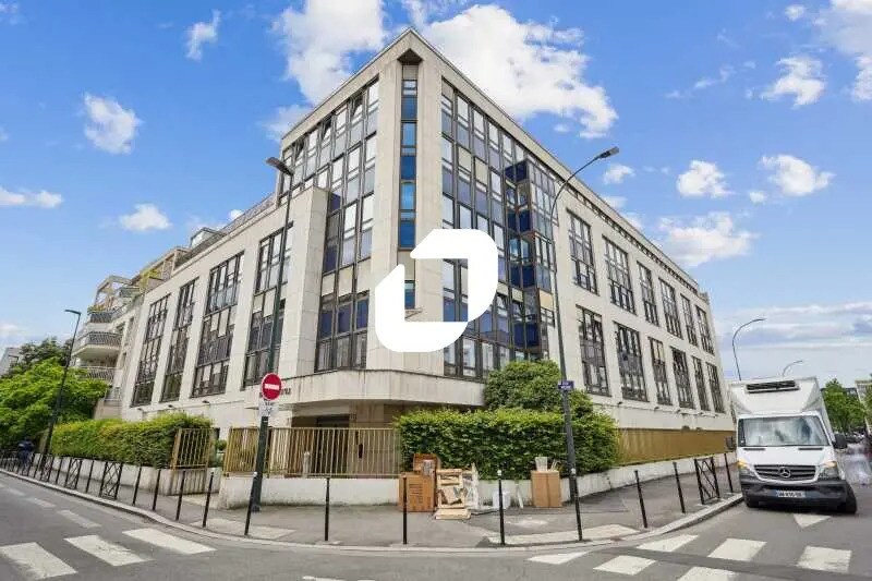 Office in Clichy to rent Building Photo- Image 1 of 15