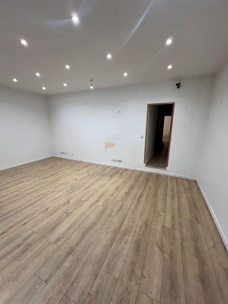 Retail in Vincennes to rent Interior Photo- Image 1 of 5