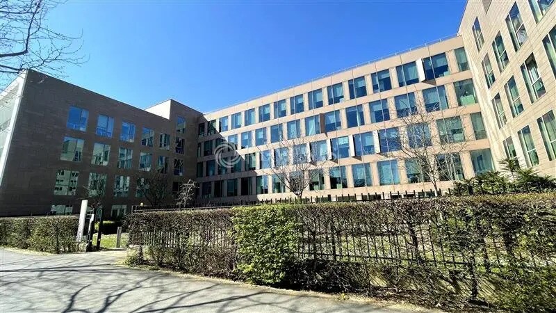 Location Bureaux 549 m² - Photo 1