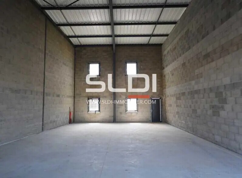 Light Industrial in Mions to rent - Interior Photo - Image 2 of 3