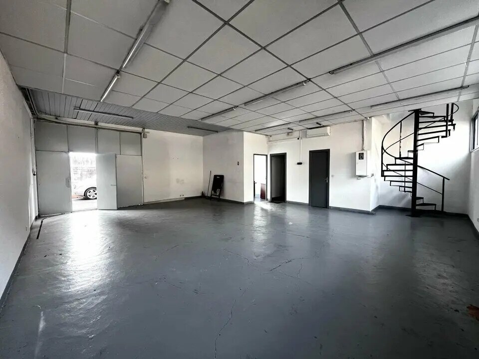 Location Entrepôt 160 m² - Photo 1
