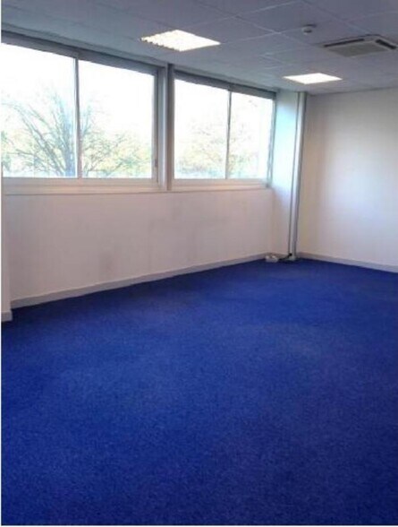 Office in Buc for sale - Interior Photo - Image 2 of 12