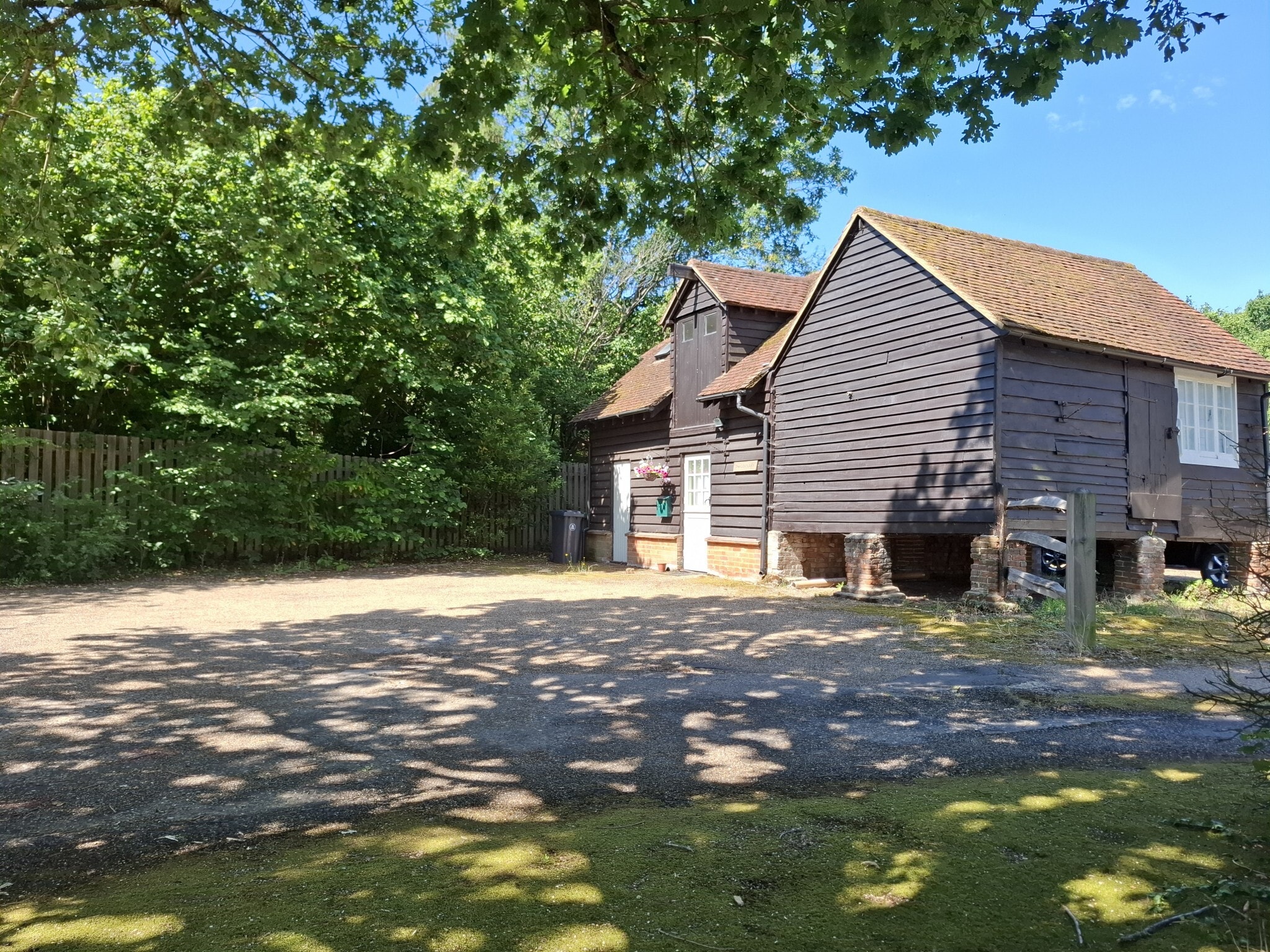 Broadway Road, Lightwater to rent Primary Photo- Image 1 of 3
