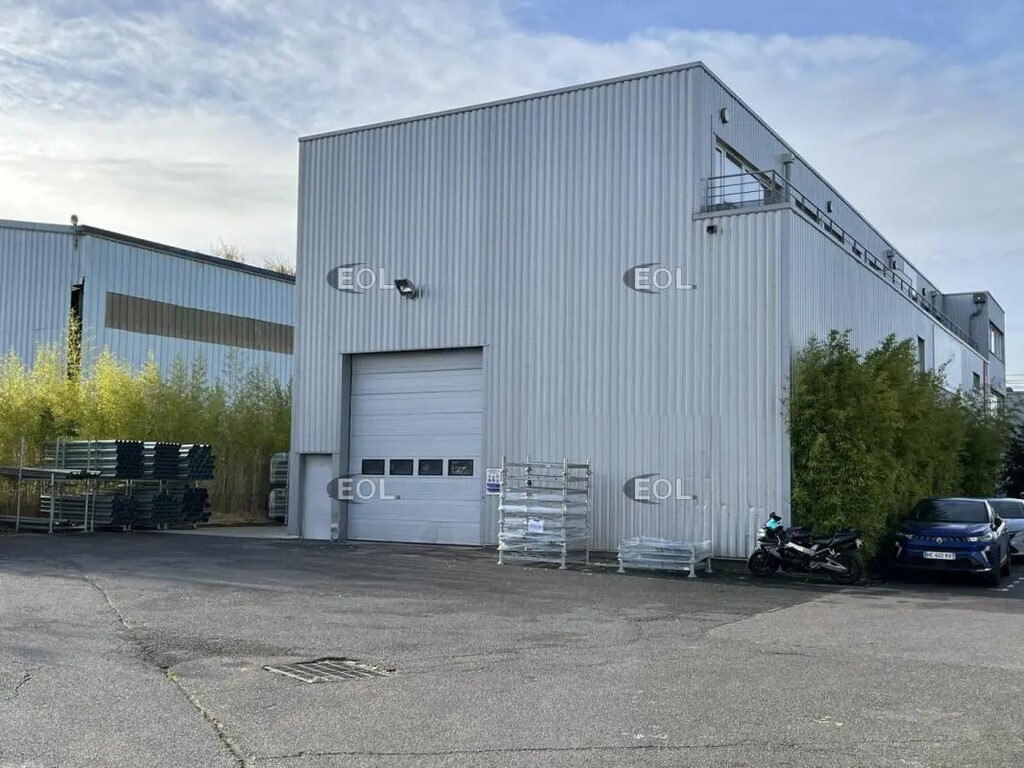Location Local d'activités 900 m² - Photo 1