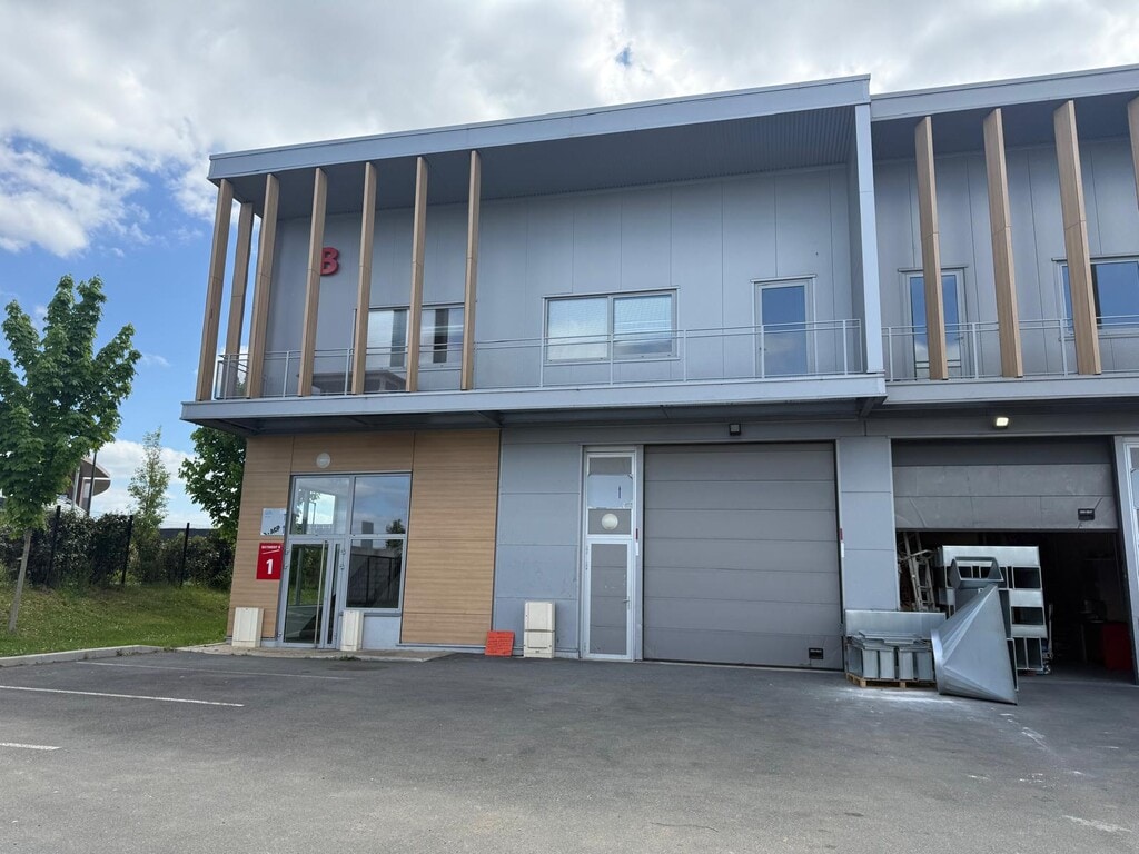 Location Local d'activités 421 m² - Photo 1