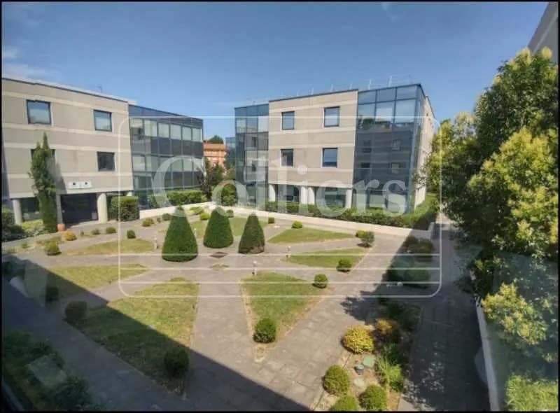 Location Bureaux 144 m² - Photo 1