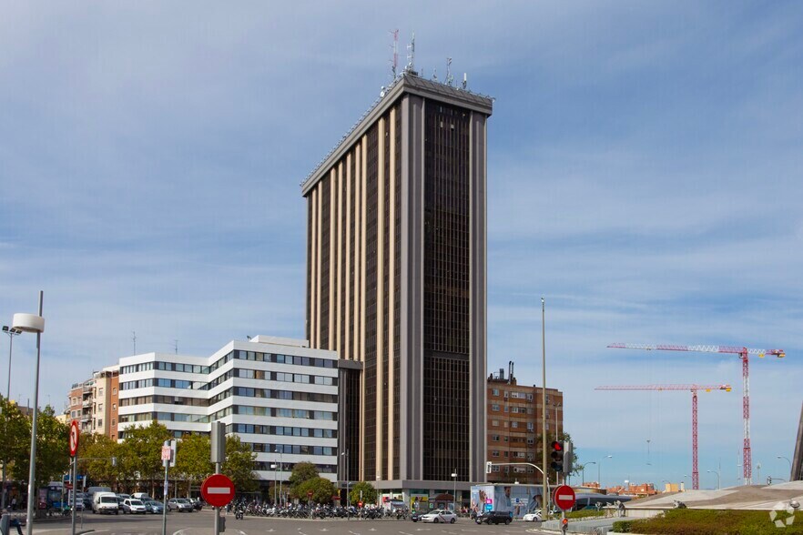 Plaza Castilla, 3, Madrid, Madrid for rent - Primary Photo - Image 1 of 2