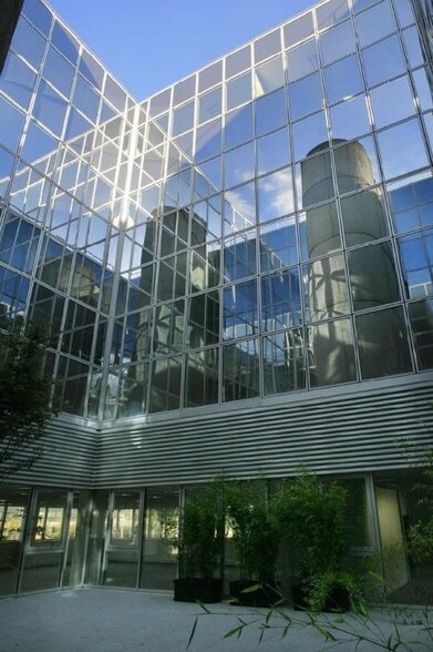 4 Rue Paul Dautier, Vélizy-Villacoublay to rent - Building Photo - Image 3 of 6