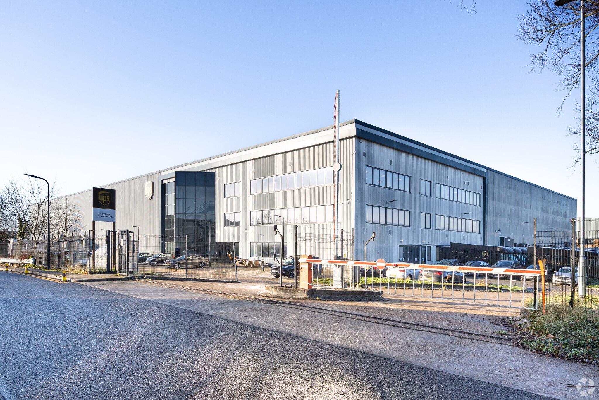 16 Vickers Dr S, Weybridge for sale Primary Photo- Image 1 of 1