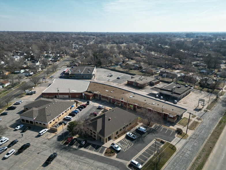 2747 Boulevard Plz, Wichita, KS for rent - Building Photo - Image 3 of 4