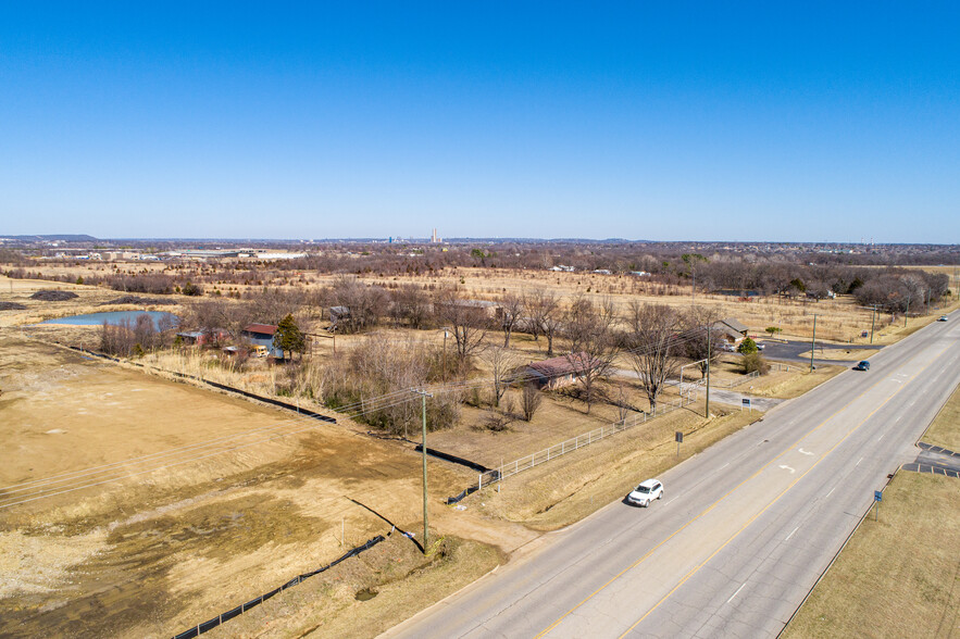 2517 W 121st St S, Jenks, OK for rent - Building Photo - Image 2 of 3