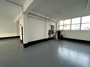 35-44 Wates Way, Mitcham to rent Interior Photo- Image 2 of 8