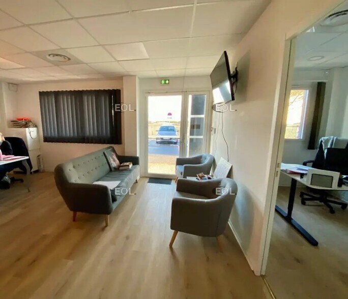 Light Industrial in Rousset to rent - Building Photo - Image 2 of 7