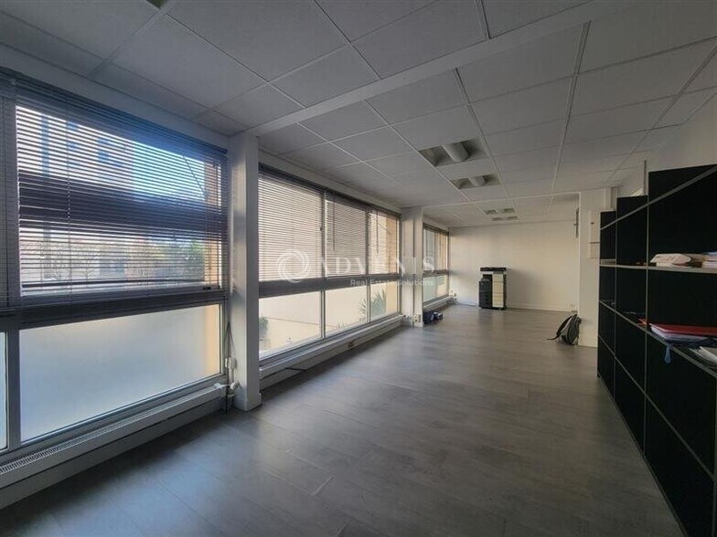 6 Rue Jean Jaurès, Puteaux to rent - Building Photo - Image 3 of 5