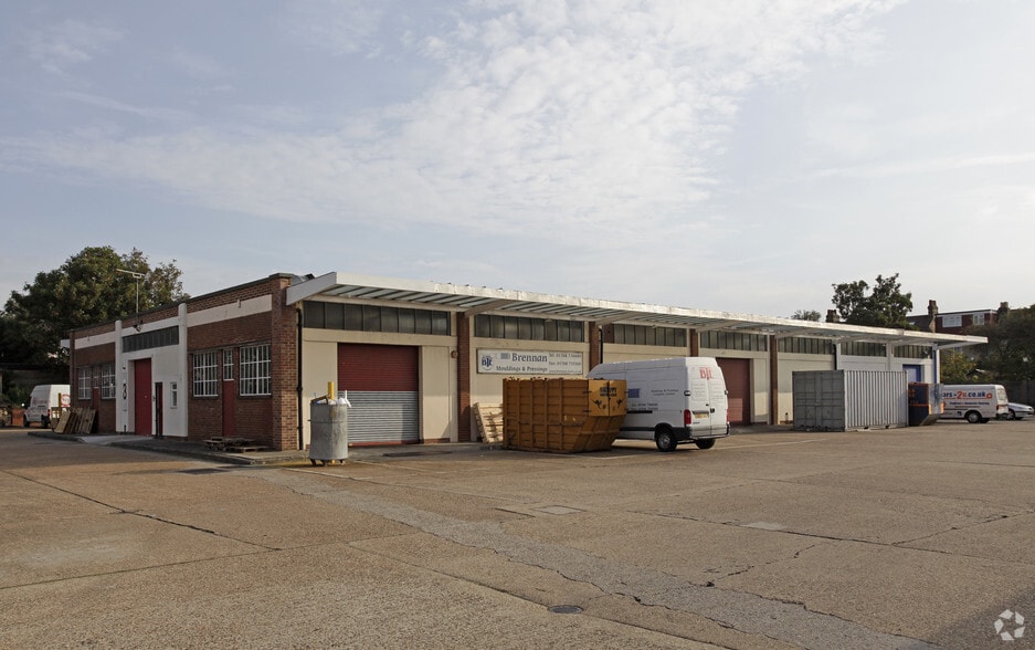 Lyon Rd, Romford to rent - Primary Photo - Image 1 of 7