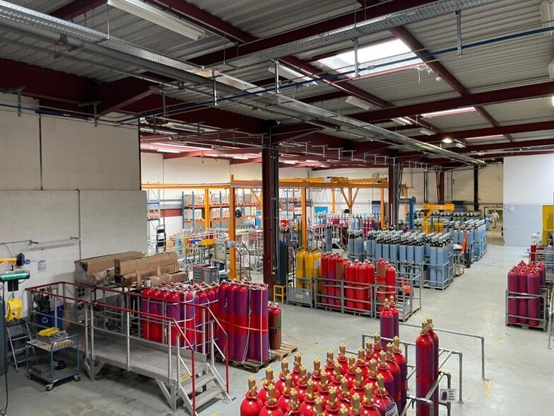 Industrial in Buc to rent - Interior Photo - Image 1 of 5