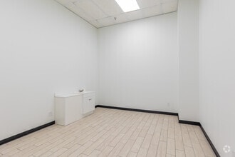 4244-4944 Poplar Level Rd, Louisville, KY to rent Interior Photo- Image 2 of 3