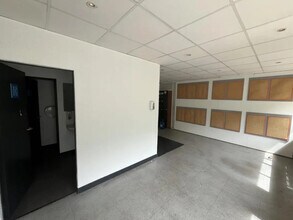 Industrial in Buc to rent Building Photo- Image 1 of 12