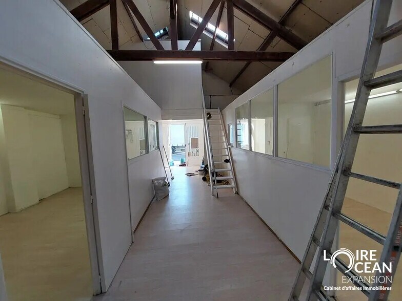 Light Industrial in Nantes to rent - Interior Photo - Image 2 of 5