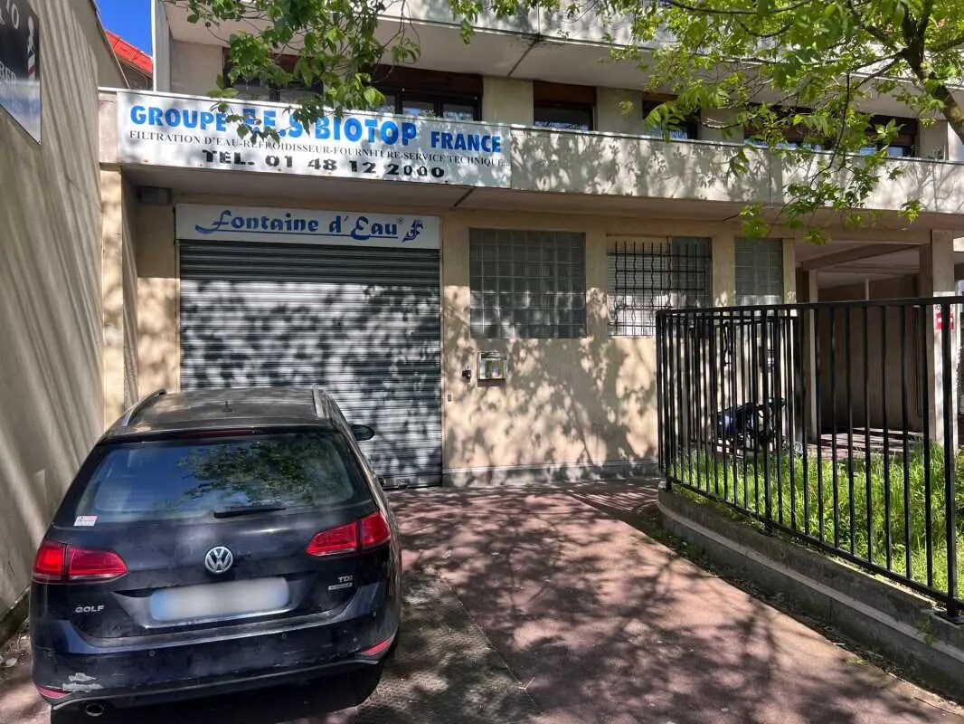 Retail in Montreuil for sale Building Photo- Image 1 of 6