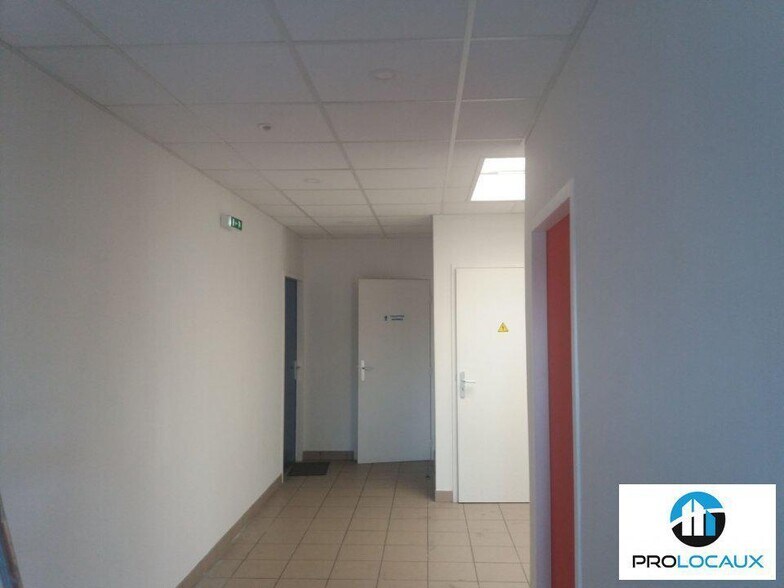 Office in Seyssins to rent - Interior Photo - Image 3 of 3