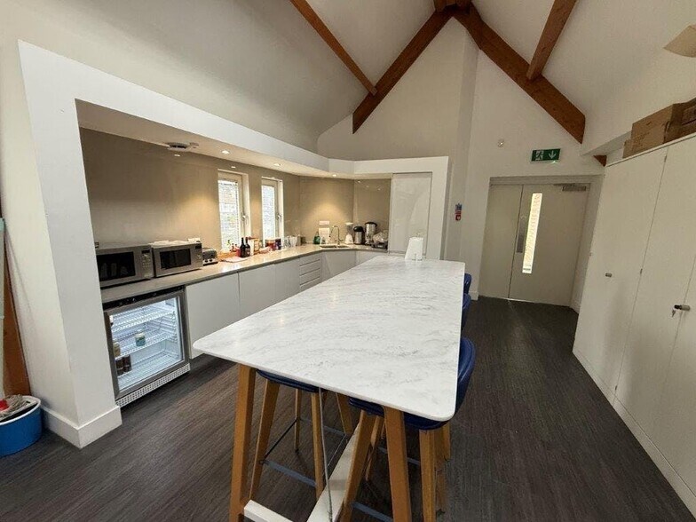 Hurst Rd, East Molesey to rent - Building Photo - Image 2 of 8