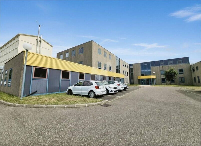 Light Industrial in Ris-Orangis to rent - Building Photo - Image 2 of 15
