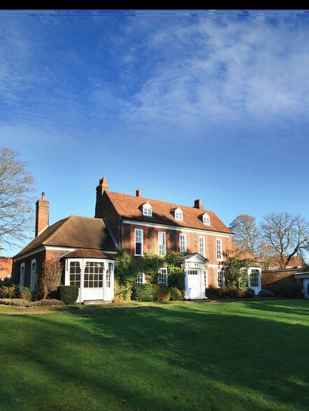 Windsor End, Beaconsfield for sale - Primary Photo - Image 1 of 1