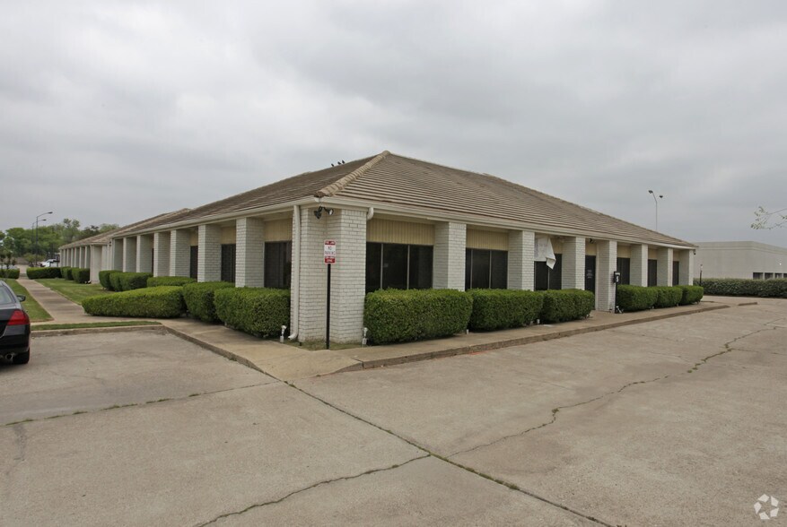 6800 Manhattan Blvd, Fort Worth, TX for rent - Primary Photo - Image 1 of 7